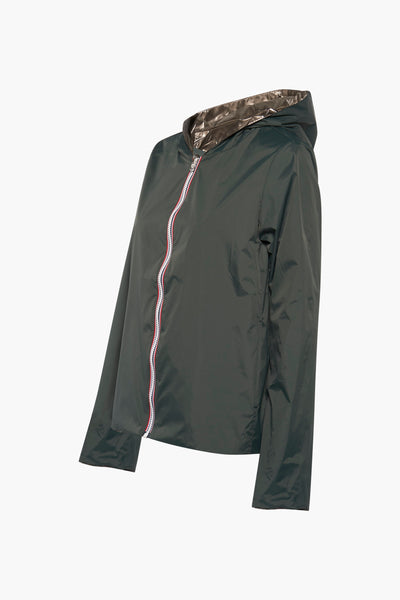 Veste de pluie verte de LAURA JO avec fermeture éclair tricolore et doublure métallisée dans la capuche.