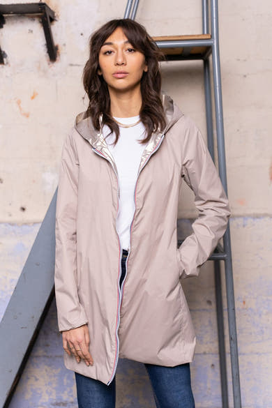 Beige regenjas van LAURA JO, met een capuchon, achtergezicht op een getextureerde achtergrond.