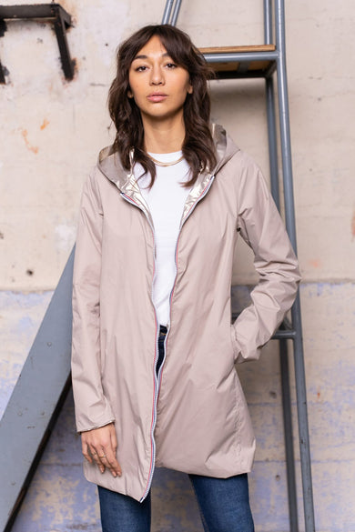 Beige regenjas van LAURA JO, met een capuchon, achtergezicht op een getextureerde achtergrond.