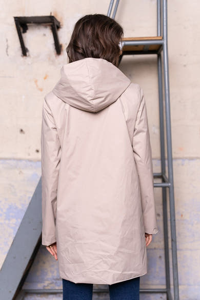 Imperméable beige de LAURA JO, avec une capuche, vue de dos sur un fond texturé.