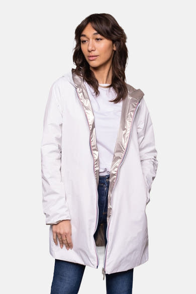 Regenjas van LAru JO,,,,, en en en en en met een op.u mannequin die een jeansbroek en een witte t-shirt draagt.