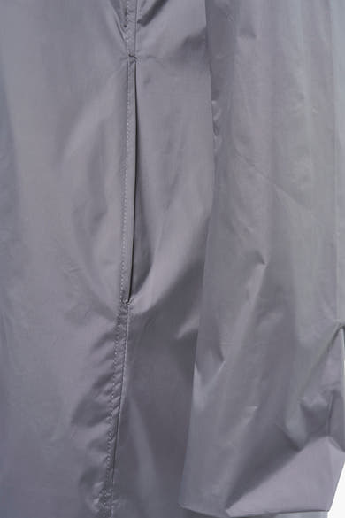 Taupe regenjas van LAURA JO, met zichtbare naden en gedrapeerde details.