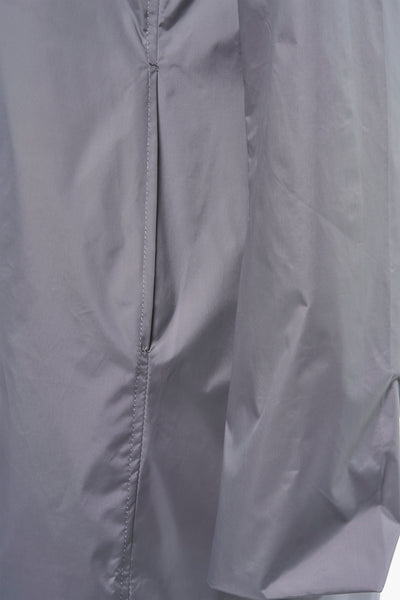 Taupe regenjas van LAURA JO, met zichtbare naden en gedrapeerde details.