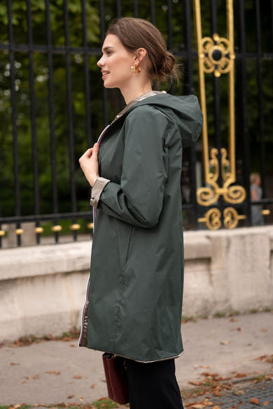 Effenechte groene LAURA JO regenjas met capuchon, gestreepte bies en beige voering.