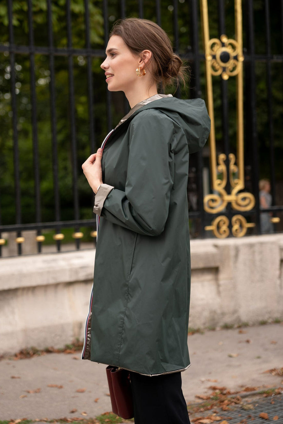 Effenechte groene LAURA JO regenjas met capuchon, gestreepte bies en beige voering.