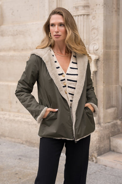 Olijfgroene regenjas van LAURA JO, met beige imitatiebontvoering en ritssluiting.