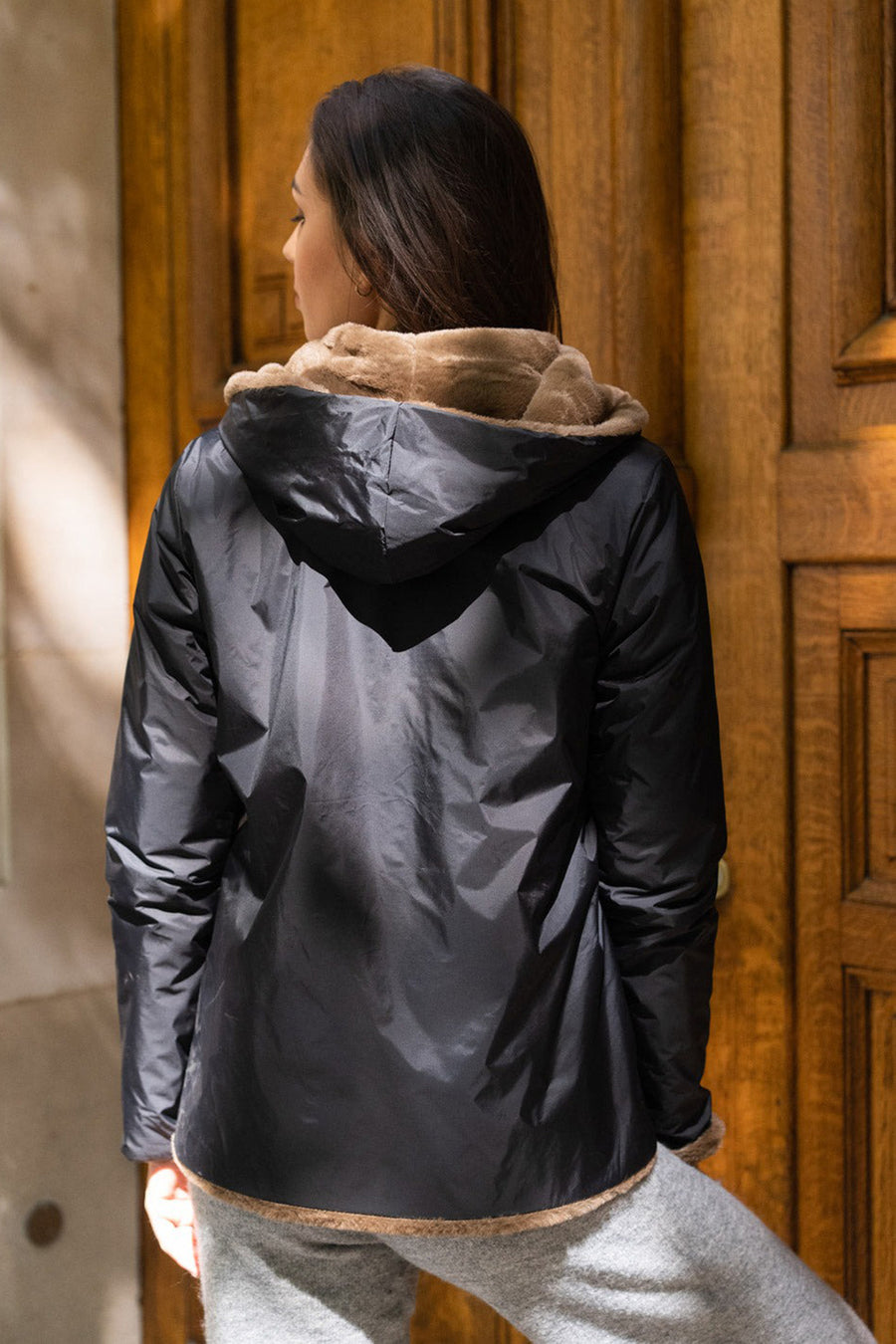 Imperméable noir par LAURA JO avec capuche et doublure effet fourrure, vue de dos.