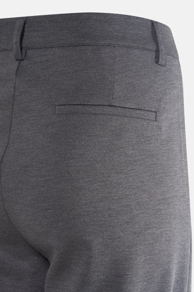 Grijze broek van FREEQUENT, met riemlussen en een paspelzak achter.