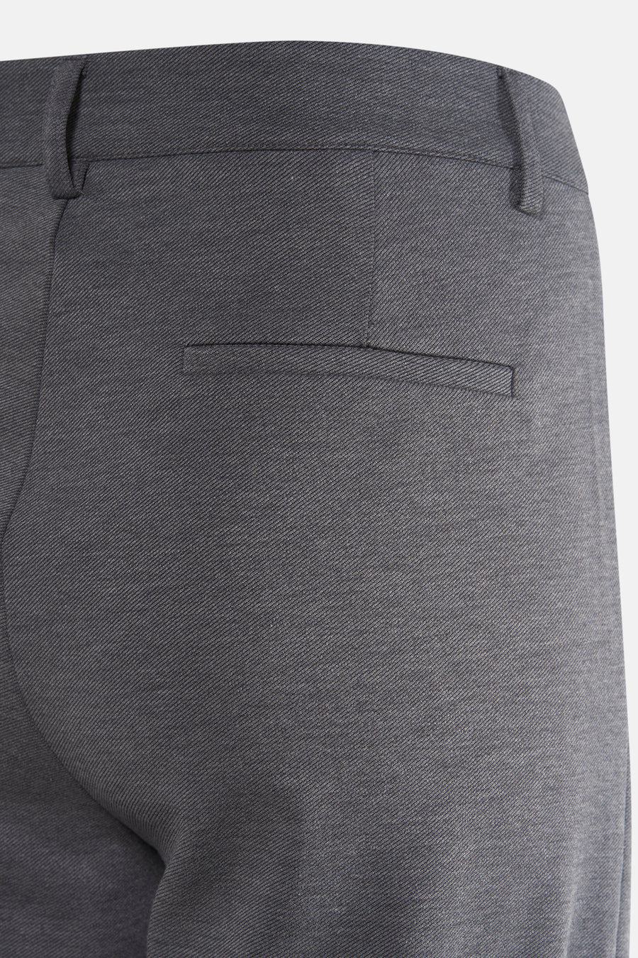Grijze broek van FREEQUENT, met riemlussen en een paspelzak achter.