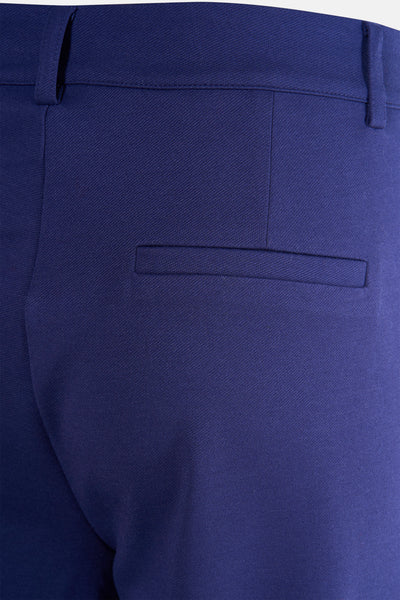 Pantalon coloré bleu de FREEQUENT, avec poche arrière passepoilée et passants de ceinture.
