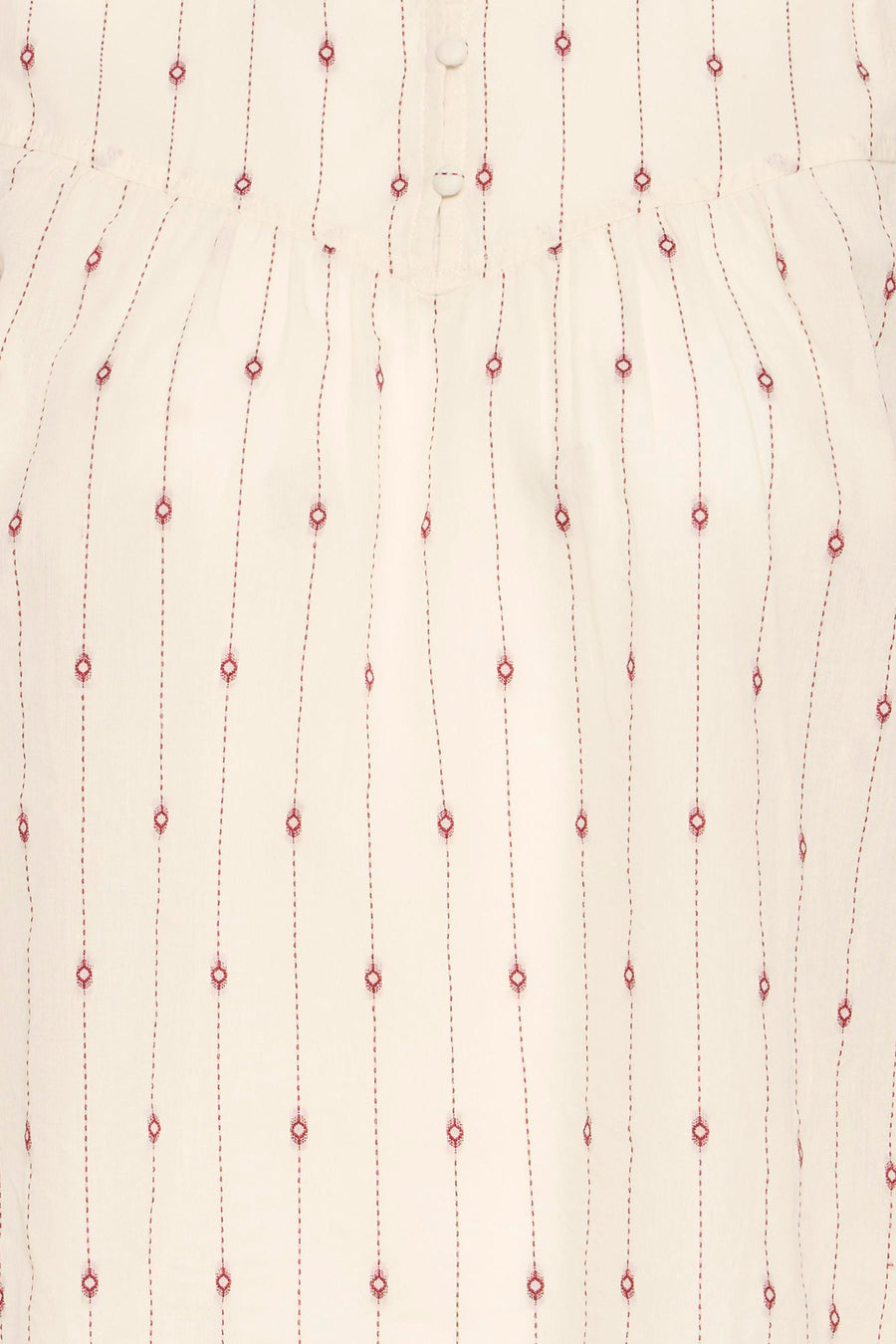 Chemisier blanc à manches longues par ICHI, broderie rouge verticale et boutons blancs, vue rapprochée