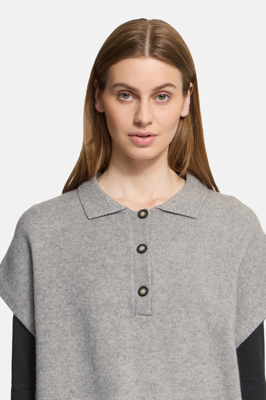 Grey knit polo-style débardeur by ICHI with three dark buttons and ribbed collar, front view on model