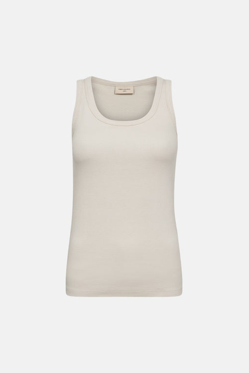 Débardeur beige de FREEQUENT, en maille côtelée fine, avec encolure arrondie.