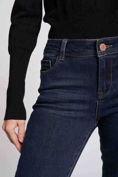 Jean skinny bleu de Morgan de Toi, coupe ajustée et taille haute, porté avec un pull noir.