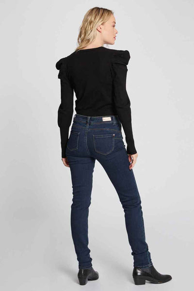 Blauwe skinny jeans van Morgan de Toi, nauwsluitende pasvorm, gedragen met een zwarte trui met lange mouwen en enkellaarsjes.