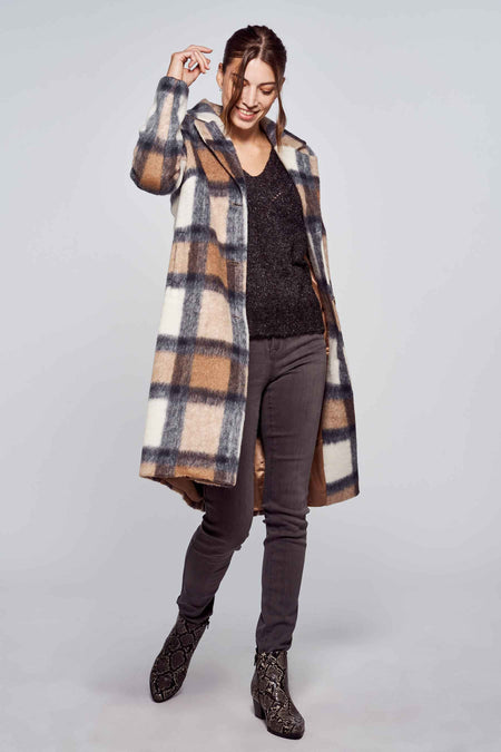 Jean skinny gris de Morgan de Toi, porté avec un pull noir et des bottines imprimé serpent.
