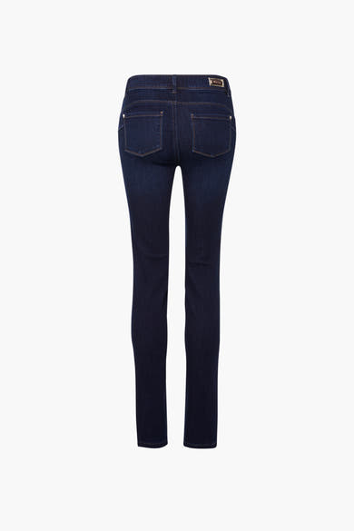 Jean skinny bleu de Morgan de Toi, avec poches arrière, coutures apparentes et badge de la marque à la ceinture.