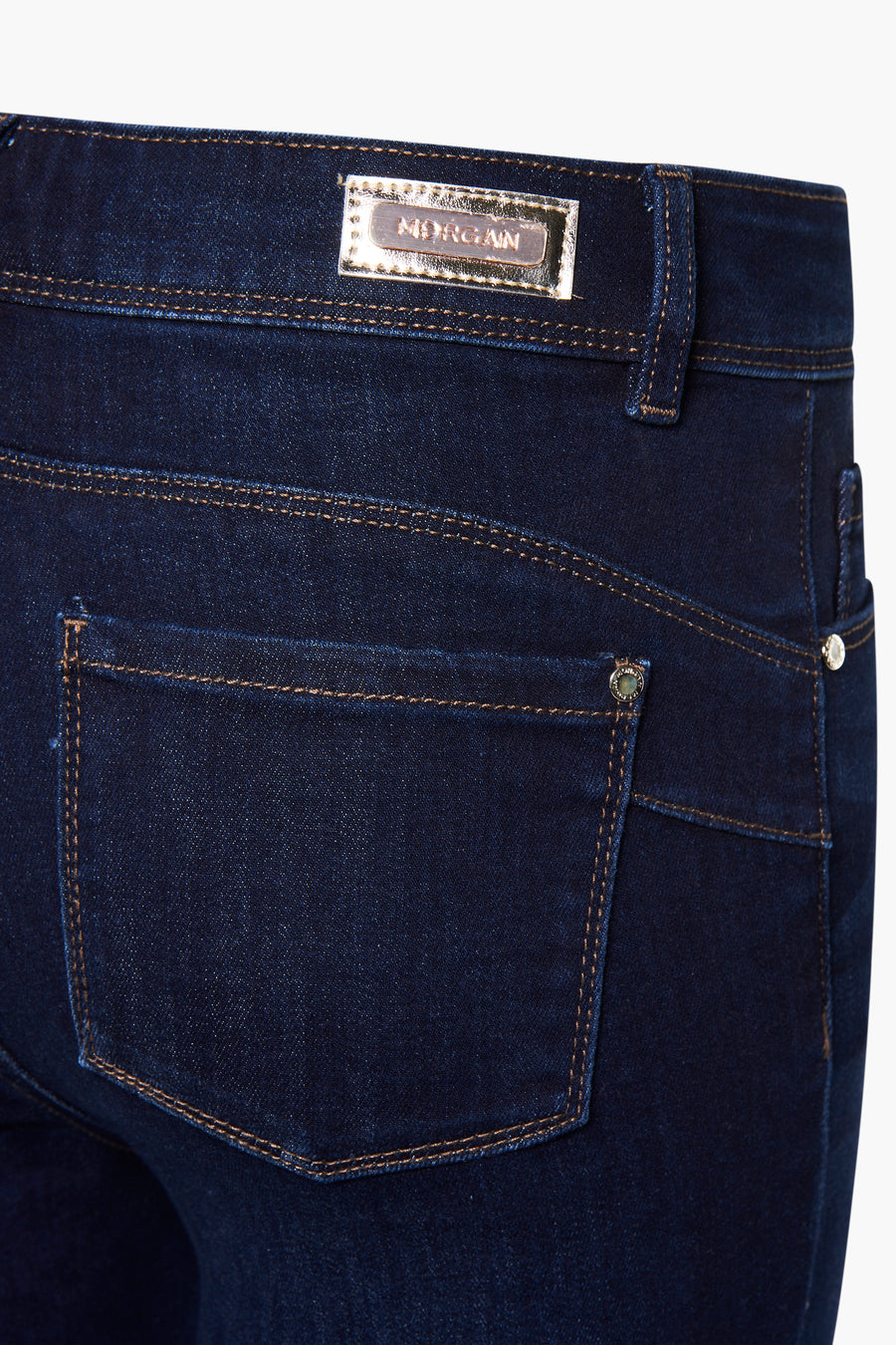 Jean skinny bleu de Morgan de Toi, avec poche arrière et détails de couture marron.
