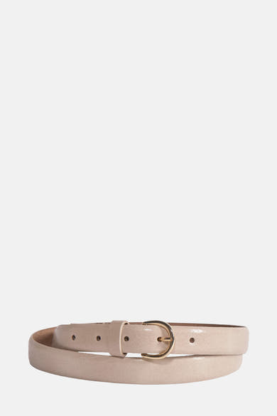 Ceinture écru de Legend, avec une boucle dorée et des trous de réglage, enroulée sur elle-même.