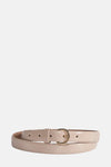 Ceinture écru de Legend, avec une boucle dorée et des trous de réglage, enroulée sur elle-même.