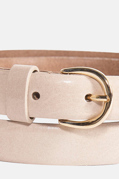 Ceinture écru de Legend, avec une boucle dorée en forme de demi-cercle et une finition brillante.
