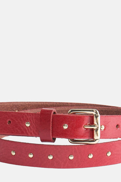 Rode leren riem van Legend, met gouden gesp en gouden nootdetails.