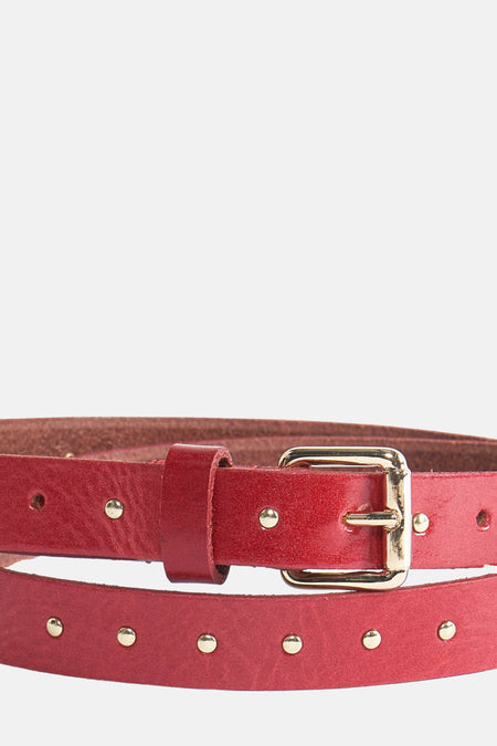 Rode leren riem van Legend, met gouden gesp en gouden nootdetails.