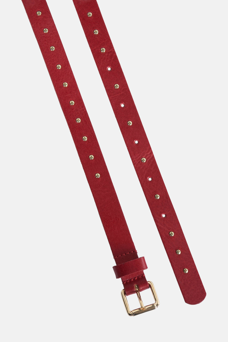 Rode gesp-riem met studs van Legend met gouden gesp, diagonaal close-up.