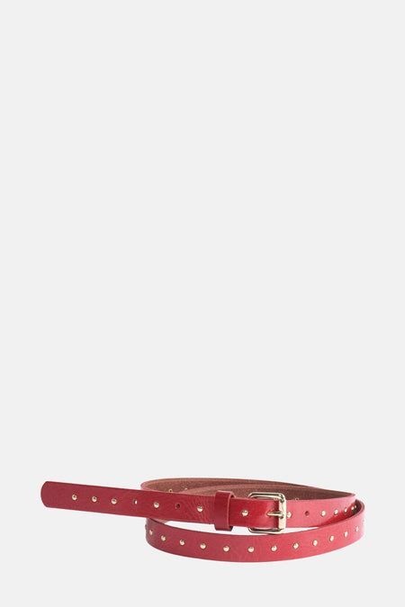 Rode leren riem, van Legend, met kleine gouden nootdetails en een gouden gesp.