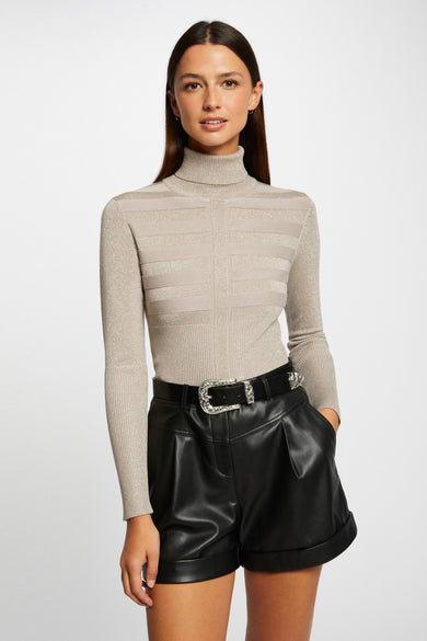 Pull col montant brun de Morgan de Toi, à rayures horizontales, porté avec un short en cuir noir et une ceinture ornée.
