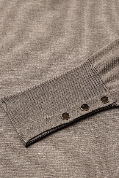 Pull à col rond taupe de FREEQUENT, manche longue avec finitions côtelées et boutons décoratifs.