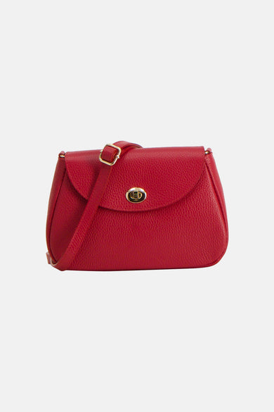 Sac à bandoulière rouge en cuir Access®, avec bandoulière réglable et fermoir doré.