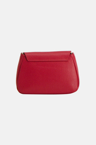 Sac à bandoulière rouge par Access®, en cuir grainé, avec un rabat de fermeture.