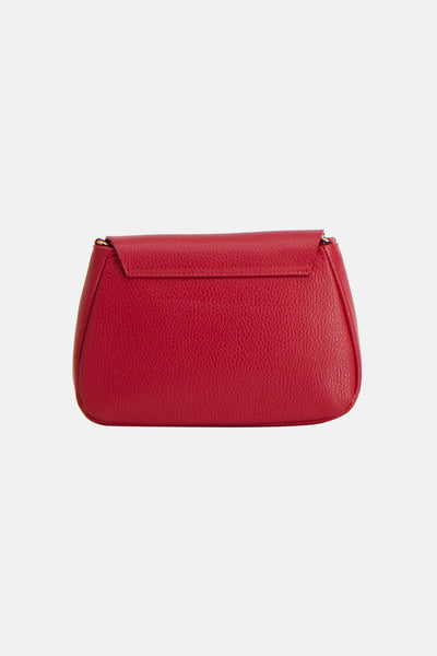 Sac à bandoulière rouge par Access®, en cuir grainé, avec un rabat de fermeture.