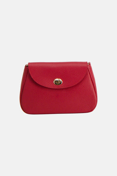 Sac à bandoulière rouge par Access, avec une texture en cuir et une fermeture dorée sur le devant.