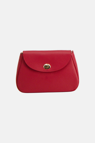 Sac à bandoulière rouge par Access, avec une texture en cuir et une fermeture dorée sur le devant.