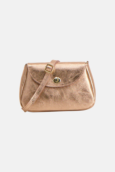 Sac à bandoulière doré d'Access®, avec une bandoulière réglable et une fermeture à tourniquet.