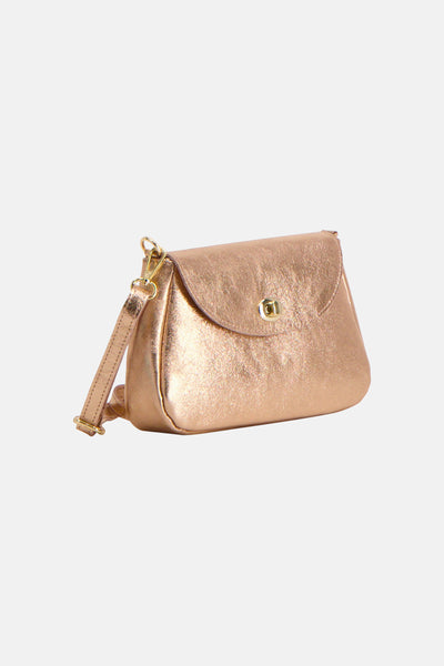 Sac à bandoulière doré de Access®, avec une texture métallique brillante et une bandoulière réglable.