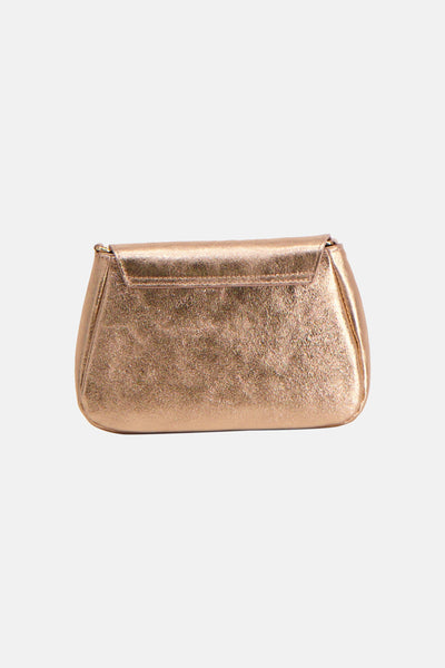 Sac à bandoulière doré de Access®, avec un effet texturé et une fermeture à rabat.