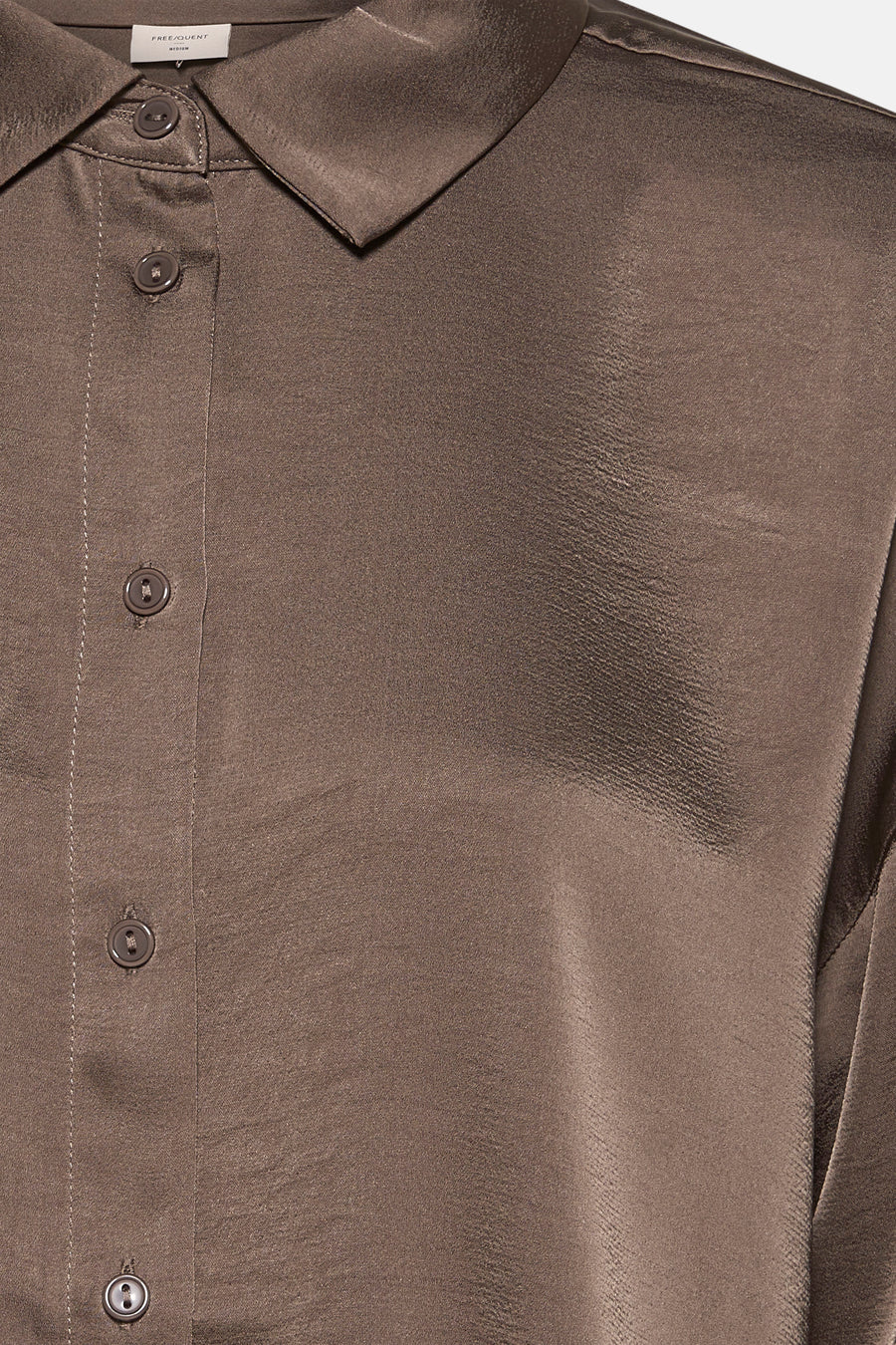 Taupe blouse met lange mouwen van FREEQUENT, met ton-sur-ton knopen en satijnen textuur.