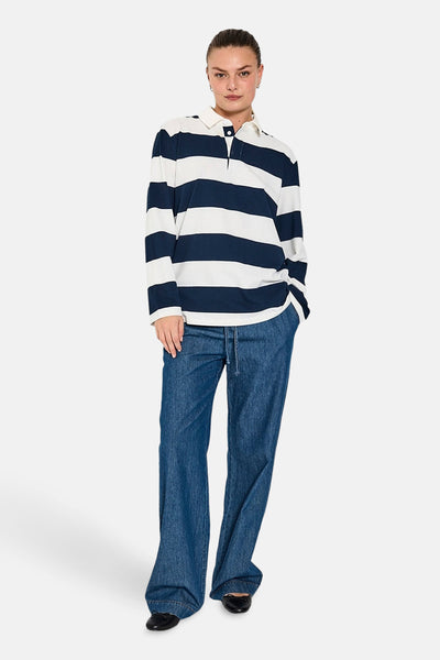 Pantalon en denim bleu moyen de FREEQUENT, coupe ample, avec cordon de serrage et chaussures noires.
