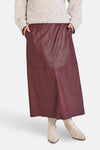 Lange bordeaux rok van FREEQUENT, leren stijl met zakken, gedragen met een gemêleerde gebreide trui en lichte enkellaarsjes.