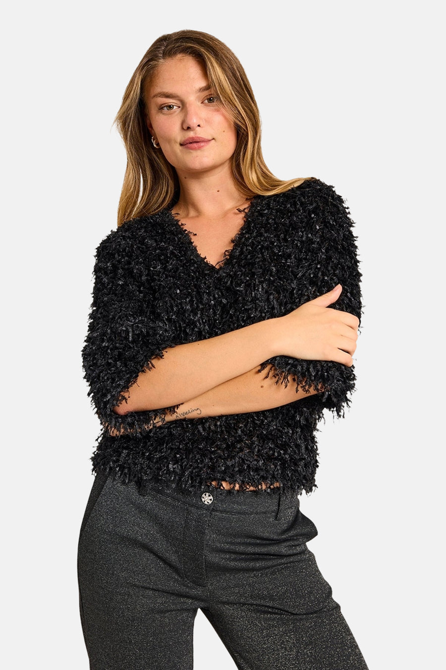 Zwarte blouse met korte mouwen van FREEQUENT, met een crêpe textuur en V-hals.