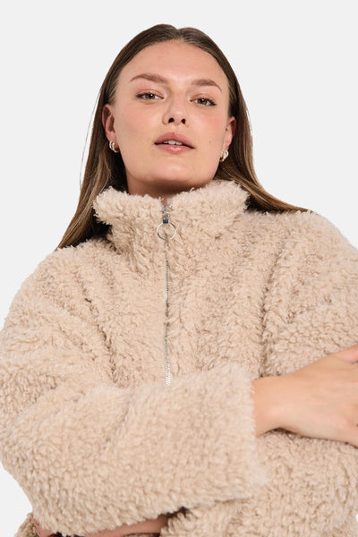Veste courte beige de FREEQUENT, en matière pelucheuse avec fermeture éclair et col montant.