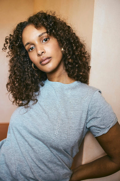 T-shirt à manches courtes gris de FREEQUENT, orné d'un motif en strass en forme de V.