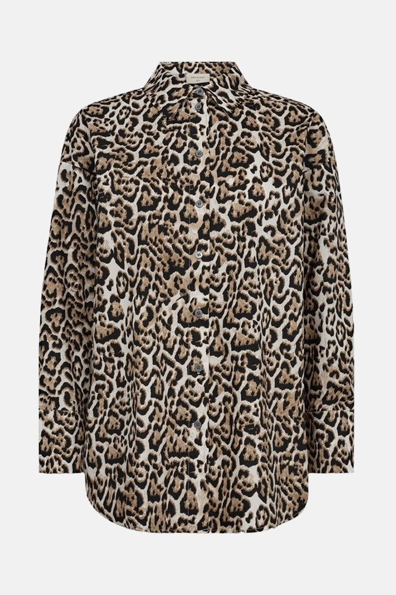 Bruine jurk met lange mouwen van Freequent, met luipaardprint en gedragen door twee modellen.