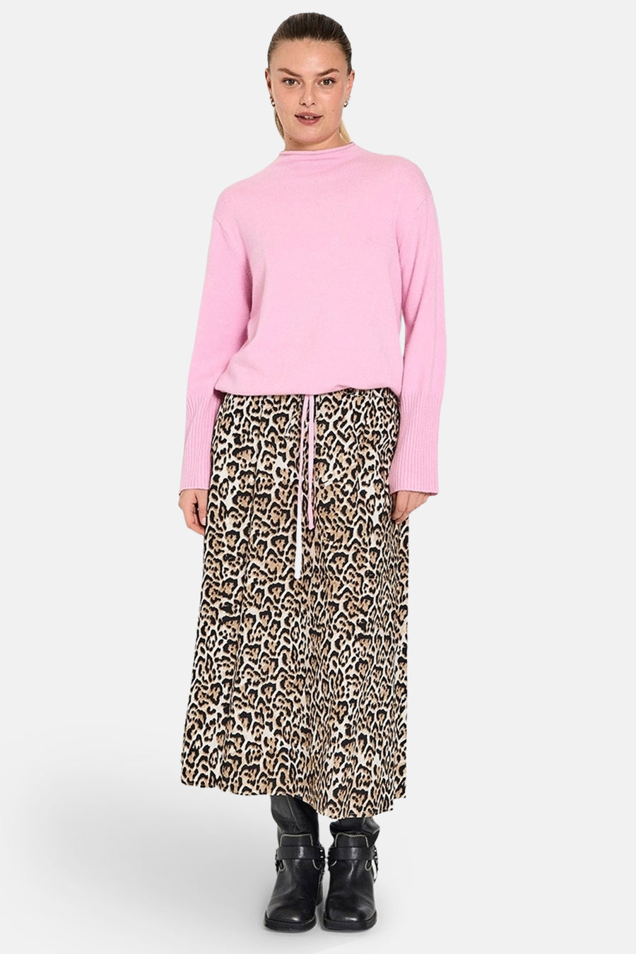 Jupe 3/4 marron à imprimé léopard de FREEQUENT, portée avec un pull rose et des bottines noires.