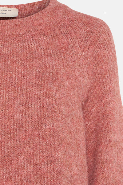 Pull à col rond rose de FREEQUENT, en tricot texturé près du cou.
