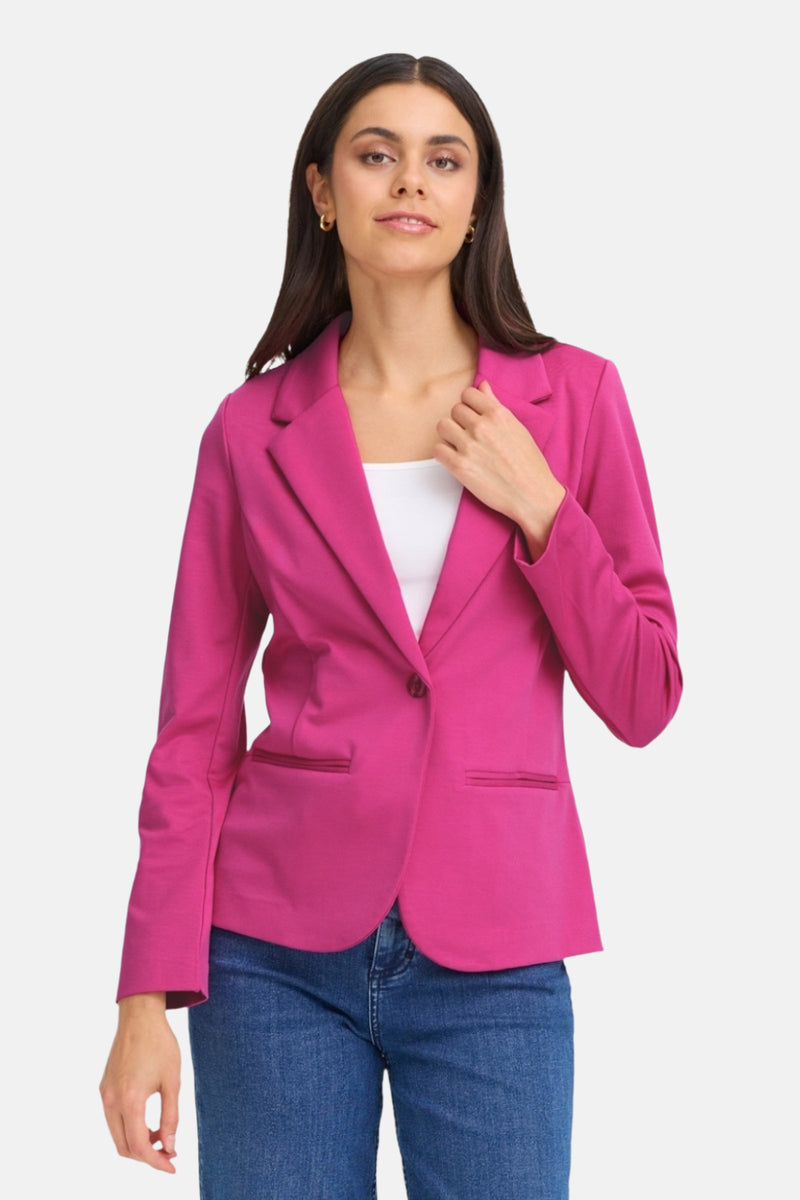Blazer rose par Fransa, porté avec un débardeur blanc et un jean en denim bleu.