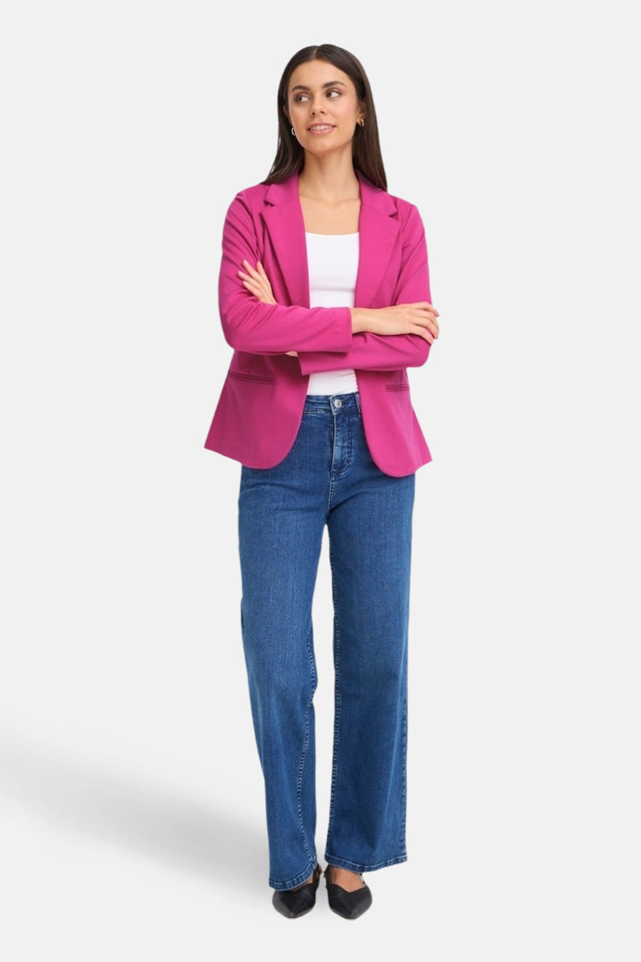 Blazer rose de Fransa, porté avec un débardeur blanc et un jean bleu ample.
